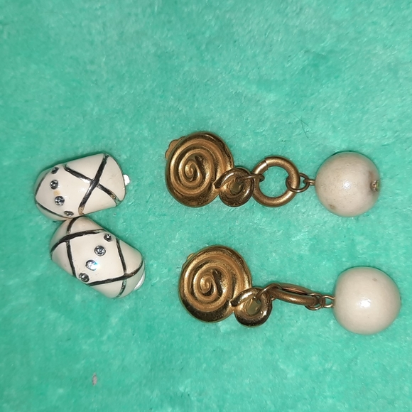 Source Unknown Jewelry - Elegant Vintage 2 Pairs Silver & White,  Brassy Gold color Clips